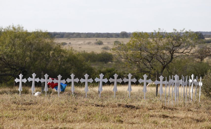 Vista de 26 cruces instaladas en un campo en honor de las personas que fallecieron luego de un tiroteo en una iglesia baptista de Sutherland Springs (Texas, EE.UU.), mientras las autoridades continúan trabajando en la escena.&nbsp;&nbsp;