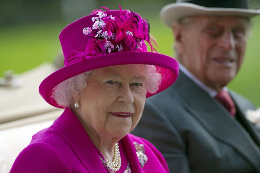 En esta foto de archivo, la reina Isabel II (izq.) De Gran Bretaña y su esposo, el príncipe Felipe de Gran Bretaña, duque de Edimburgo, llegan al cuarto día del evento anual de carreras de caballos Royal Ascot cerca de Ascot, al oeste de Londres, el 20 de junio de 2014. Un hombre fue detenido en el palacio de Holyrood. &nbsp;