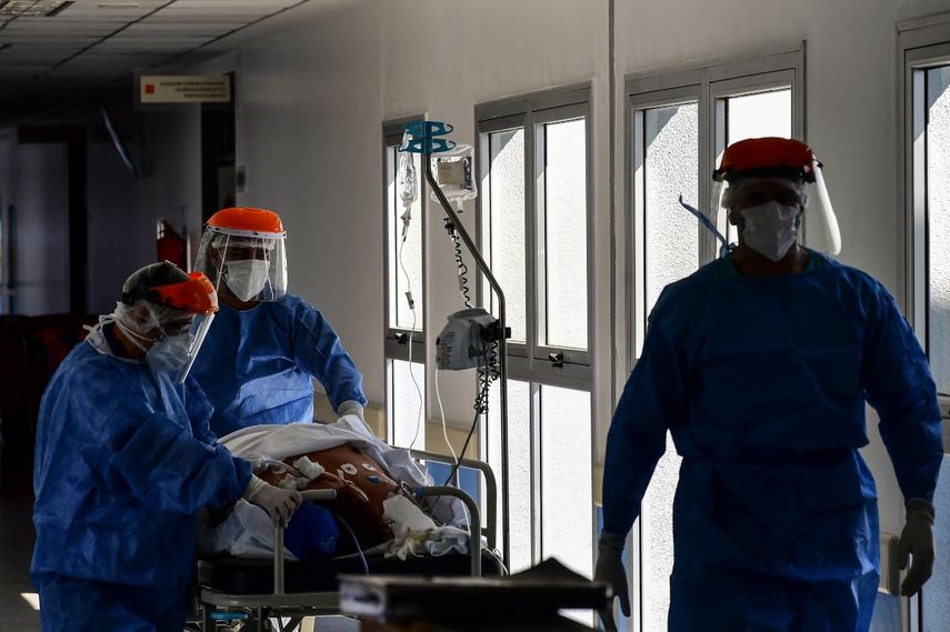 En esta foto de archivo tomada el 13 de abril de 2021 los trabajadores de la salud atienden a un paciente de COVID-19 en la Unidad de Cuidados Intensivos del Hospital El Cruce - Dr. Nestor Kirchner en Florencio Varela.&nbsp;