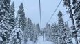 Imagen proporcionada por el Resort Northstar Ski, nieve nueva rodea sus instalaciones en Truckee, California, el lunes 13 de diciembre de 2021.&nbsp;
