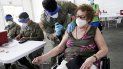 Paciente recibe dosis de vacuna en el centro de vacunación masiva North Campus de Miami Dade College. Paciente recibe dosis de vacuna en el centro de vacunación masiva North Campus de Miami Dade College.