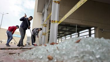 Los trabajadores limpian vidrios rotos de una estaci&oacute;n de autobuses da&ntilde;ada por manifestantes antigubernamentales en Bogot&aacute;, Colombia, el viernes 22 de noviembre de 2019.&nbsp;