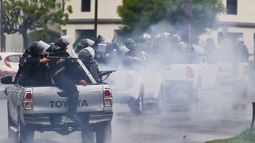 En esta foto de archivo del 28 de mayo de 2018, la policía con equipos antidisturbios montados en la parte trasera de camionetas reprime a opositores del dictador de Nicaragua, Daniel Ortega, en Managua, Nicaragua.&nbsp;