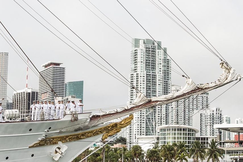 La proa anuncia la entrada de la célebre embarcación al muelle en Miami. (FOTOS ANDRÉS MARIO DE VARONA)