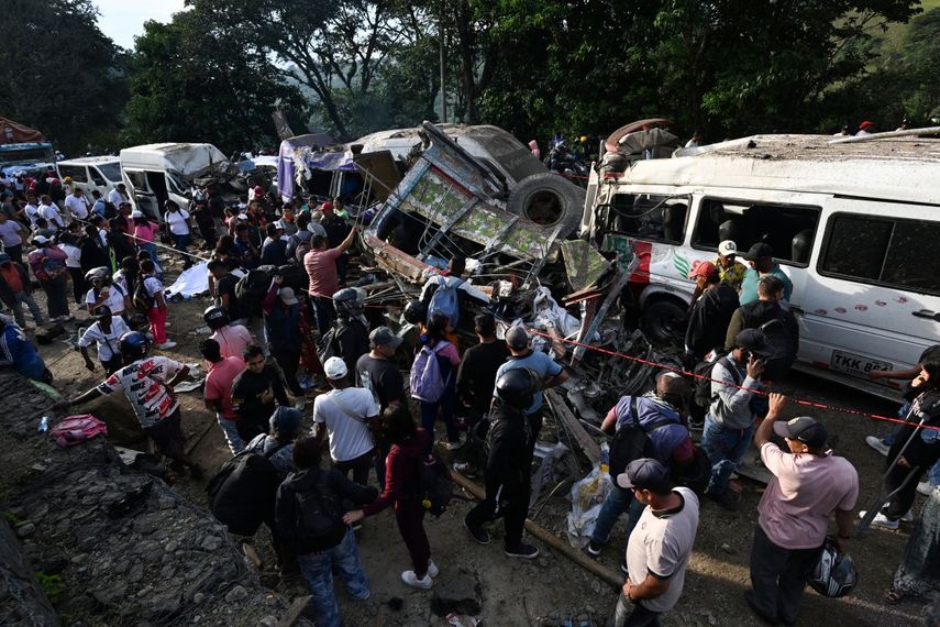 &nbsp;Personas permanecen en el lugar de una explosión tras un atentado con bomba en El Túnel, en la carretera Popayán-Cali, en Cajibio, departamento del Cauca, Colombia, el 25 de abril de 2026