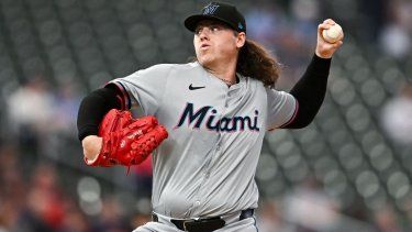 El lanzador de los Marlins de Miami, Ryan Weathers, trabaja en el primer inning de un juego contra los Mellizos de Minnesota, el 24 de septiembre de 2024.
