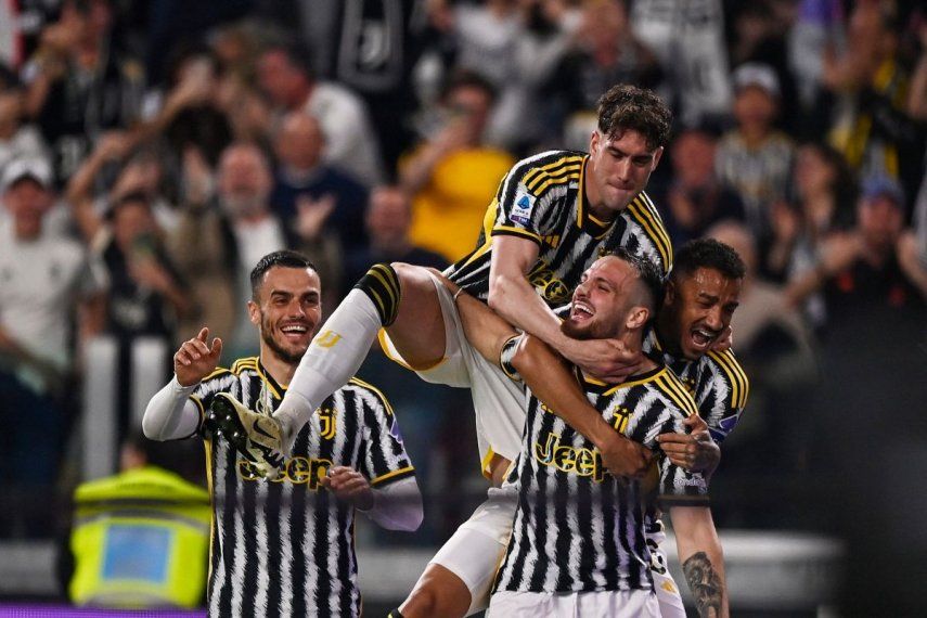 Federico Gatt (segundo a la derecha) celebra tras marcar un gol para la Juventus ante la Fiorentina en la Serie A, el domingo 7 de abril de 2024.&nbsp;