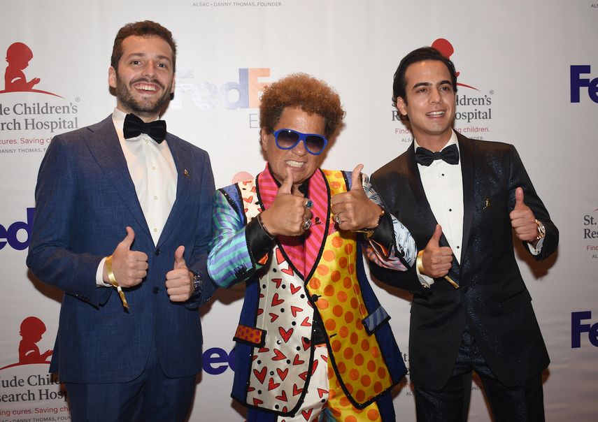 El pintor Romero Britto, junto a dos invitados.&nbsp;