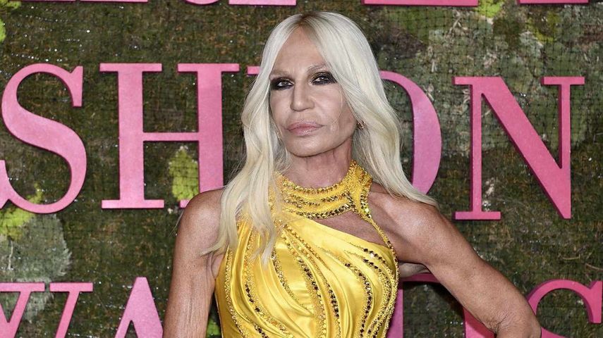 La diseñadora, citada en la nota, recordó sus 20 años de trayectoria en Versace junto a su hermano Santo y su hija Allegra, e informó que los tres se convertirán en accionistas de Capri Holdings.&nbsp;