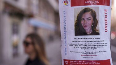 Un cartel de Ana María Knezevich Henao, de 40 años, una estadounidense nacida en Colombia desaparecida, se ve colocado en una farola en Madrid, España, el 16 de febrero de 2024. El marido separado de la mujer, desaparecida tres meses antes en España, ha sido acusado por agentes federales estadounidenses por su secuestro. Alguaciles federales de Estados Unidos detuvieron a David Knezevich el sábado 4 de mayo de 2024 en el aeropuerto internacional de Miami.&nbsp;