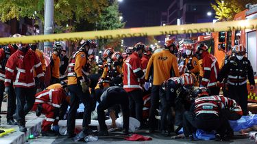 Socorristas y bomberos trabajan en la escena de una estampida fatal en Seul, Corea del Sur, durante celebraciones de Halloween, el sábado, 29 de octubre del 2022. Al menos 120 personas murieron, dijeron las autoridades.&nbsp;