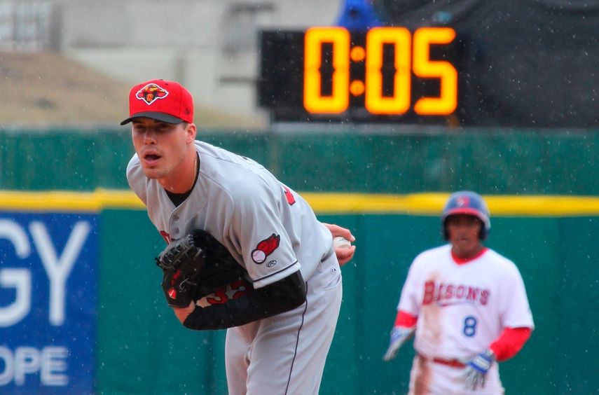 Alex Meyer espera una señal para hacer un pitcheo, mientras un reloj detrás de él marca una cuenta regresiva, en un duelo entre los Red Wings de Rochester y los Bisons de Búfalo. MLB espera usar el mismo método para reducir el tiempo de los juegos