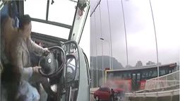 Cuando se dio cuenta de que el autobús ya había pasado la parada, la mujer exigió al conductor que se detuviera inmediatamente.