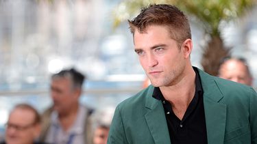El actor Robert Pattinson posa con motivo del estreno de The Rover en el Festival de Cine de Cannes, Francia. (Foto por Arthur Mola/Invision/AP)