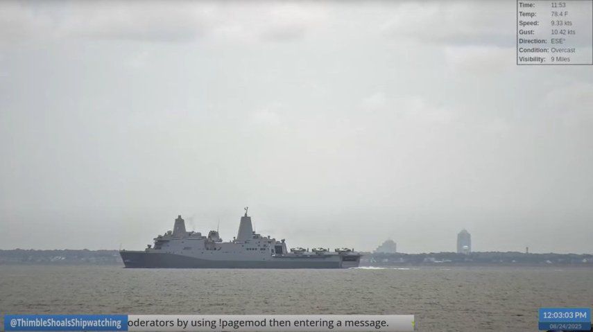 El buque USS San Antonio (LPD-17) de la Marina de Estados Unidos sale de la Base Naval de Norfolk en dirección a Venezuela.
