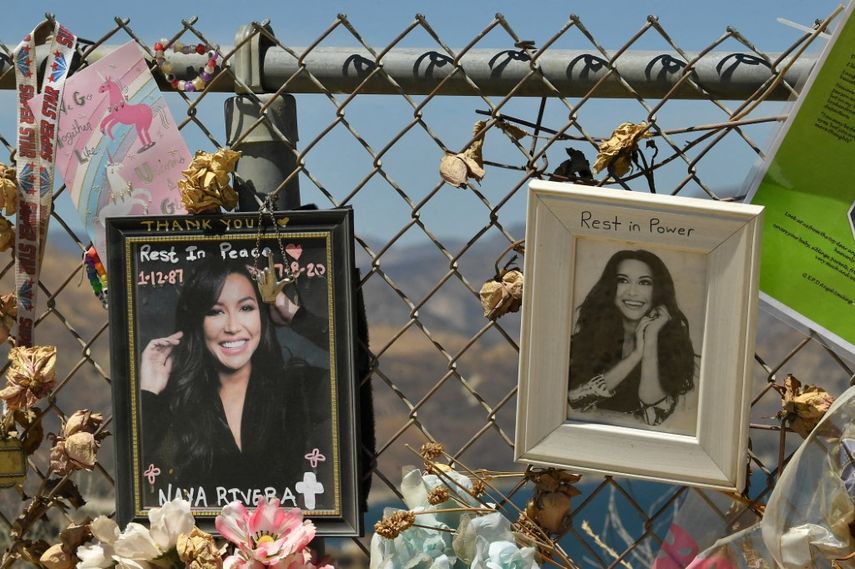 Un monumento erigido por fanáticos para honrar a la actriz Naya Rivera en el lago Piru, donde se determinó que la muerte de Rivera fue un ahogamiento accidental, el 3 de agosto de 2020 en Piru, California. &nbsp;