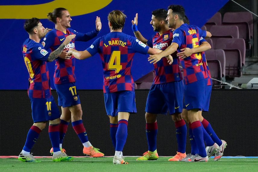 Jugadores del Barcelona felicitan al uruguayo Luis Su&aacute;rez tras anotar el &uacute;nico gol contra el Espanyol el mi&eacute;rcoles 8 de julio de 2020
