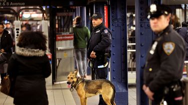 Policías patrullan el pasaje que vincula la terminal de autobuses de la Autoridad Portuaria de la ciudad de Nueva York con la estación de metro de Times Square, el 12 de diciembre de 2017, en Nueva York. 