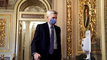 El senador republicano Bill Cassidy camina en el Capitolio después de que el Senado absolvió al expresidente Donald Trump en su segundo juicio político en el Senado, el sábado 13 de febrero de 2021, en Washington.&nbsp;