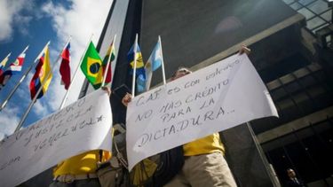 Fotografía tomada de la cuenta de Twitter del partido opositor Primero Justicia en la que exigen no más crédito para la dictadura.