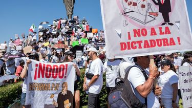 Cientos de ciudadanos protestaron en México en contra de la reforma de AMLO