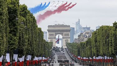 Aviones franceses dejan líneas de humo con los colores de la bandera francesa sobre la avenida de los Campos Elíseos durante el desfile por el Día de la Bastilla en París, el domingo 14 de julio de 2019.&nbsp; &nbsp;