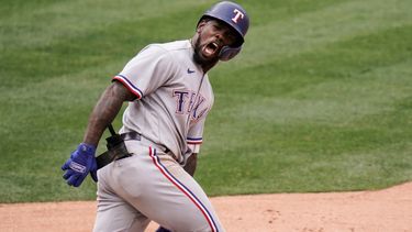 El cubano Adolis García festeja luego de conectar un jonrón&nbsp; 