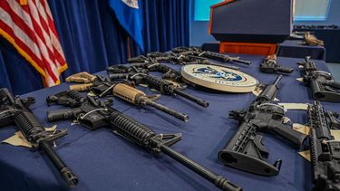 Armas de fuego son presentadas ante la prensa en la oficina de campo de Investigaciones de Seguridad Nacional, el miércoles 17 de agosto de 2022, en Miami.&nbsp;