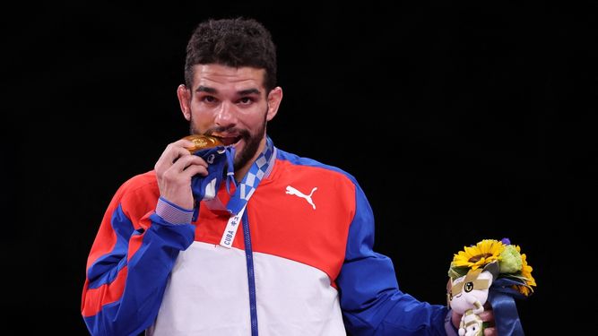 El cubano Luis Alberto Orta Sánchez posa en el podio con su medalla de oro después de la final de lucha grecorromana masculina de 60 kg durante los Juegos Olímpicos de Tokio 2020