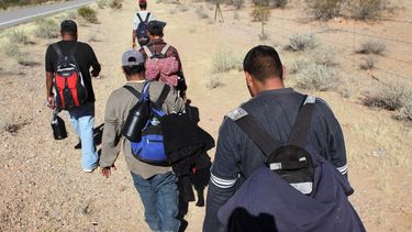 Mexicanos cruzando la frontera hacia EEUU