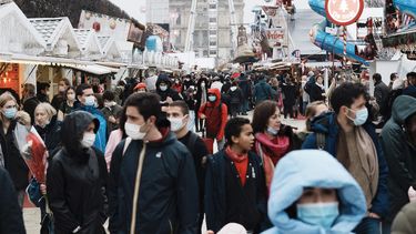 Personas con cubrebocas para frenar la propagación del COVID-19 mientras caminan en un parque de atracciones en París, Francia, el miércoles 29 de diciembre de 2021. 