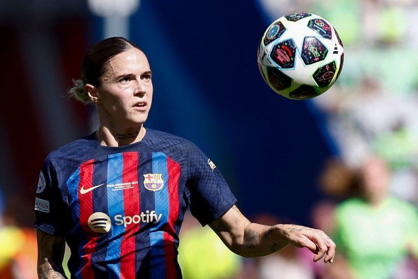 La defensa española del Barcelona, Mapi León, intenta controlar el balón durante el partido final de fútbol de la UEFA Womens Champions League entre el FC Barcelona y el Wolfsburgo en el Philips Stadium, en Eindhoven, el 3 de junio de 2023. El club de fútbol RCD Espanyol el 10 de febrero de 2025 calificó de inaceptable un gesto obsceno de la jugadora del Barcelona Mapi León, acusada de haber tocado la zona genital de la colombiana Daniela Caracas durante el partido que terminó con victoria para los azulgrana por 2-0 el 9 de febrero de 2025.