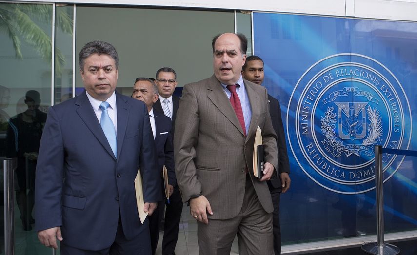 El portavoz de la oposición venezolana en el diálogo con el Gobierno, Julio Borges (c), abandona la cancillería en Santo Domingo, República Dominicana, tras considerar insólito que el Gobierno no quiera recibir la propuesta de acuerdo con las observaciones que presentaron este miércoles.&nbsp;