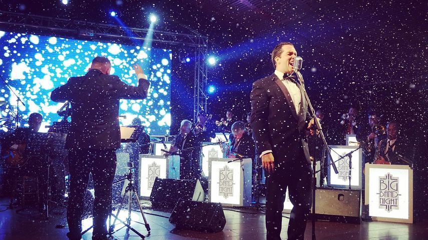 Sim&oacute;n L&oacute;pez, oriundo de Venezuela, y su Neo Big Band.
