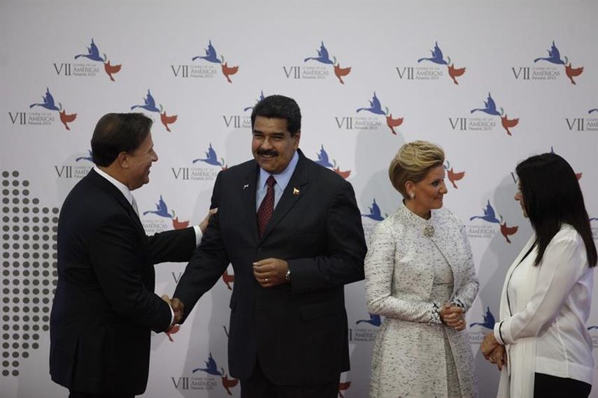 Maduro y Varela, junto con sus respectivas esposas, se saludan durante la cumbre de las Américas. EFE