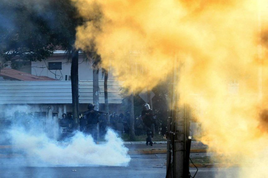 Agentes de la policía antidisturbios lanzan gases lacrimógenos a manifestantes durante las protestas en el centro de Santa Cruz, Bolivia, por el arresto del Gobernador de Santa Cruz, Luis Fernando Camacho.