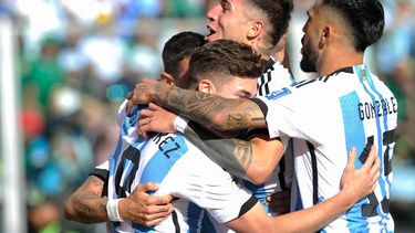 El mediocampista argentino Enzo Fernández (arriba) celebra con sus compañeros luego de anotar el primer gol de su equipo durante el partido de fútbol de las Eliminatorias Sudamericanas para la Copa Mundial de la FIFA 2026 entre Bolivia y Argentina, en el estadio Hernando Siles de La Paz, el 12 de septiembre de 2023.&nbsp;
