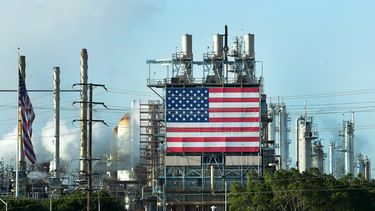 Imagen de una refinería en el sur de Los Angeles, California.