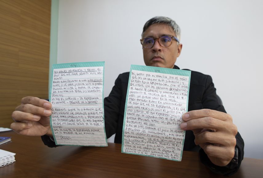Jesús Loreto, abogado de Tomeu Vadell, uno de los seis ejecutivos petroleros estadounidenses que han estado tras las rejas durante tres años en Venezuela, muestra el miércoles 25 de noviembre una carta escrita por su cliente, en Caracas.&nbsp;