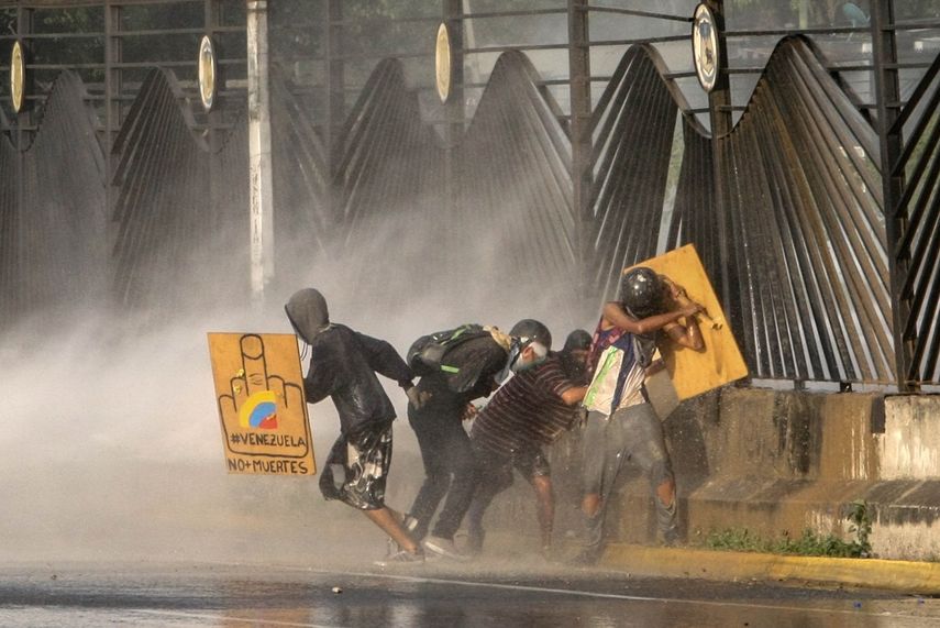 Manifestantes se enfrentan a la represión de las autoridades el viernes 23 de junio de 2017, durante una protesta en Caracas, Venezuela.&nbsp;
