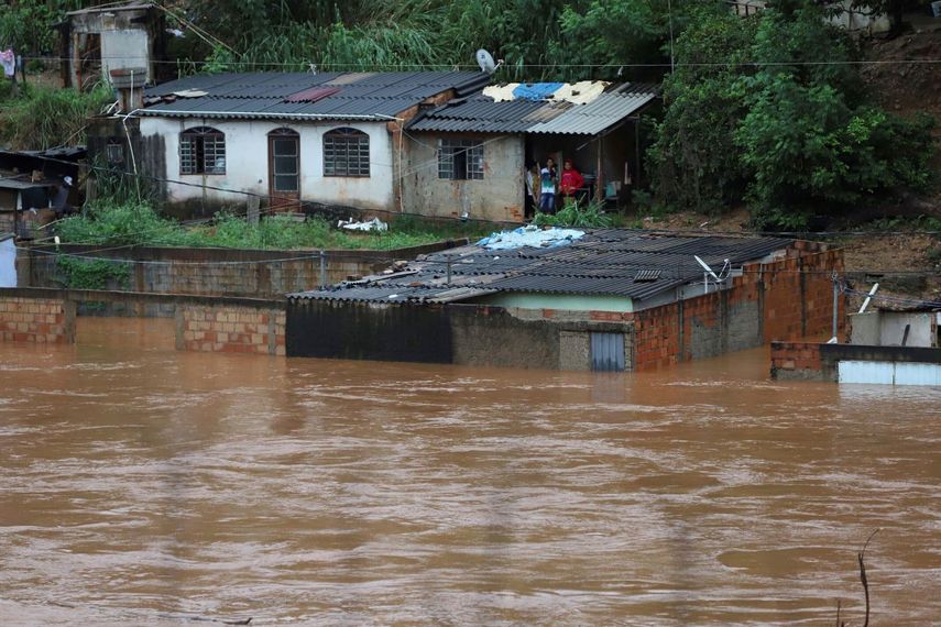 En Brasil, casas inundadas causadas por las inundaciones derivadas de las fuertes lluvias en el municipio de Sabara, estado de Minas Gerais, Brasil, el viernes 24 de enero de 2020. Las fuertes lluvias han causado inundaciones y deslizamientos en el sudeste de Brasil adonde han cobrado la vida de al menos 46 personas y más de una veintena de desaparecidos, según las autoridades.