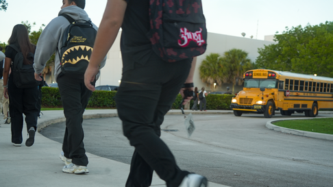Imagen referencial de estudiantes ingresando a un centro escolar.