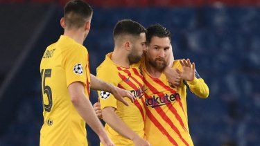 El delantero argentino, Lionel Messi (D), celebra tras marcar un gol con el defensor español Jordi Alba (C) y el defensor francés Clement Lenglet durante los octavos de final de la Liga de Campeones.