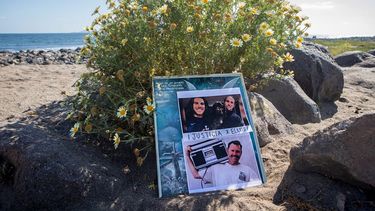 Memorial a surfistas asesinados en una playa, Ensenada, Mexico.