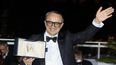 El director y guionista ruso Andrey Zvyagintsev posa con el trofeo durante una sesión fotográfica tras ganar el Gran Premio por la película Minotauro durante la ceremonia de clausura de la 79ª edición del Festival de Cine de Cannes en Cannes, al sur de Francia, el 23 de mayo de 2026.