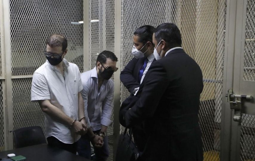 Los hijos del expresidente de Panamá Ricardo Martinelli --Luis Enrique, a la izquierda, y Ricardo Alberto--, son acompañados por sus abogados el lunes 6 de julio de 2020 antes de una audiencia en el edificio de la corte judicial, en Ciudad de Guatemala