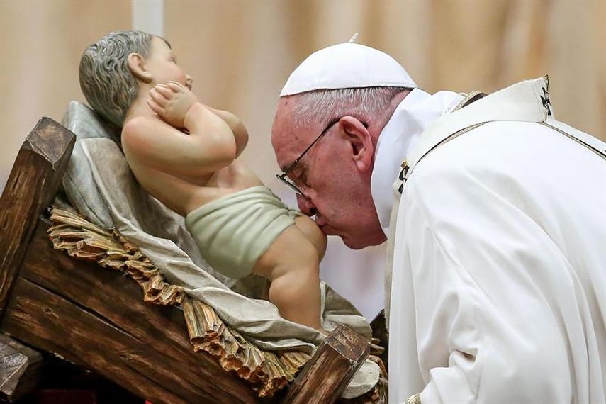 El Papa Francisco besa la figura de un Niño Jesús durante la ceremonia (EFE)