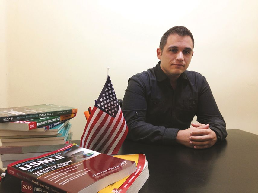 El médico Ángel Sánchez luchó, junto otros galenos cubanos, por la homologación de los títulos unversitarios. (JJ BLANCO H)