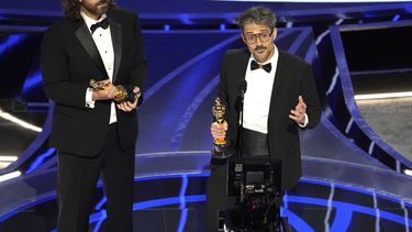 Leo Sánchez, a la izquierda, y Alberto Mielgo reciben el Óscar al mejor cortometraje animado por The Windshield Wiper el domingo 27 de marzo de 2022 en el Teatro Dolby, en Los Ángeles.&nbsp;