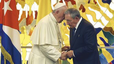 Durante la visita del Sumo Pontífice a Cuba, el gobernante Raúl Castro le acompañó en las misas y  en todos los actos públicos. (REUTERS)